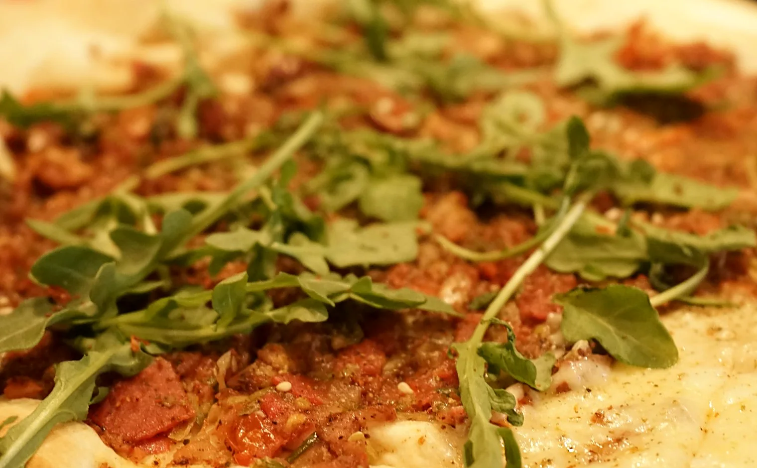 Spicy tomato flatbread with arugula